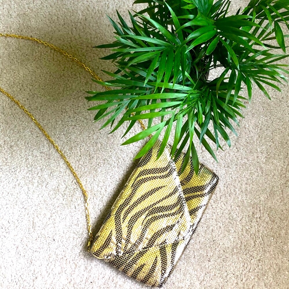 ❣️Detailed gold clutch with chain strap